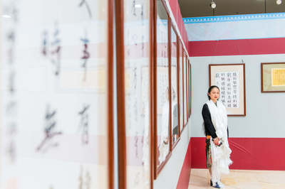 筆走雪域韻飛揚(yáng)，韓昀芝個(gè)人書法展在拉薩隆重啟幕